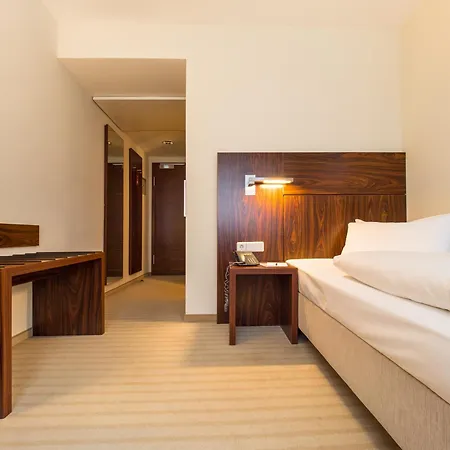 An Der Oper Otel 4*